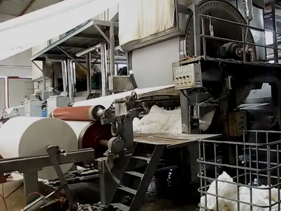 Fabbrica di carta che produce paglia di riso, legno, bambù, carta straccia, riciclaggio di pasta di legno, rotoli di carta madre, tovaglioli per il viso, asciugatutto, macchine per la produzione di carta igienica